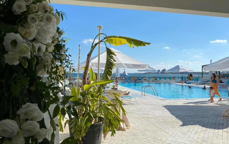 Hotel Turquoise palmieri langa piscina